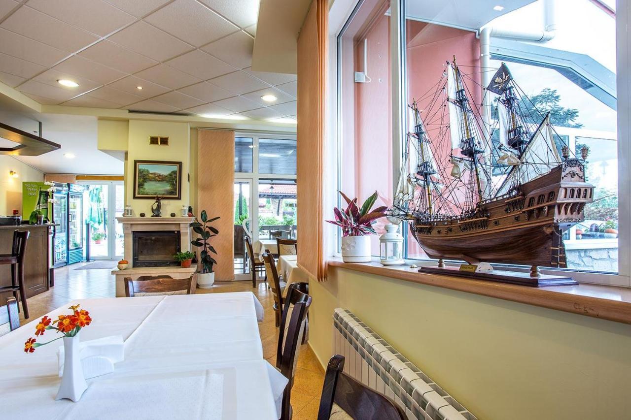 Family Hotel Saint Konstantin กลาวาตาร์ตซิ ภายนอก รูปภาพ