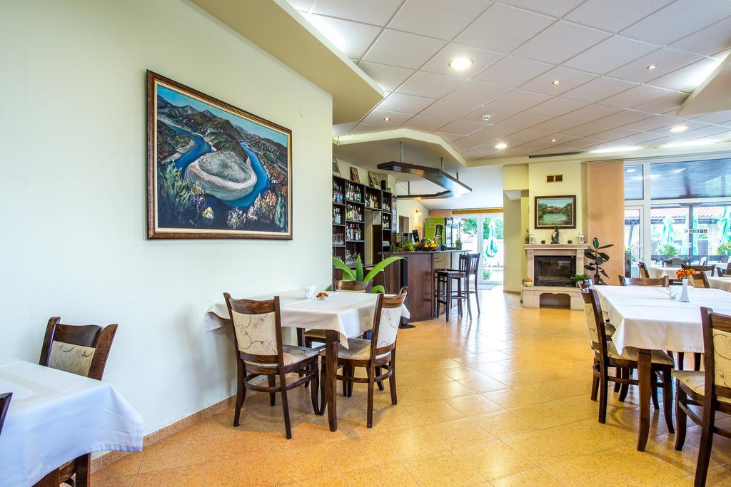 Family Hotel Saint Konstantin กลาวาตาร์ตซิ ภายนอก รูปภาพ